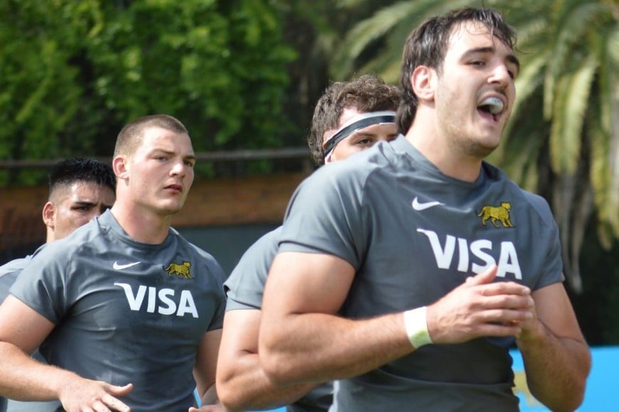 El cordobés Franco Molina, canta la jugada en el line. Atrás, escucha atento el rafaelino Pedro Rubiolo, con su look posterior al "bautismo" tras debutar en Los Pumas en la última fecha del Rugby Championship ante Sudáfrica. Crédito: Prensa UAR.