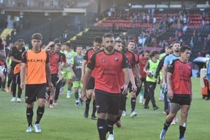 La desazón de los jugadores de Colón tras un buen partido donde chocaron con la figura de Unsain. Crédito: Luis Cetraro