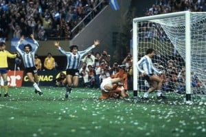 Kempes marca el 2 a 1 en la final del mundo y Argentina acaricia el título. De fondo, Luque celebra el gol.