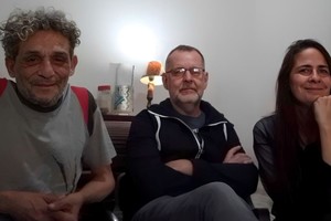 Película "La ceremonia": al centro Carlos Essmann, junto a Lucrecia Hadad y Pedro Deré, miembros de Alta Cueva Asociación Civil.