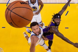 Curry anotó 33 puntos ante los Lakers. Crédito: Kyle Terada / Reuters
