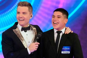 El participante ya se metió en el bolsillo a parte del público.