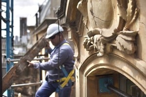 Un grupo de estudiantes y los profesionales que llegaron de Francia, intervienen la mansarda de la Escuela Industrial Superior