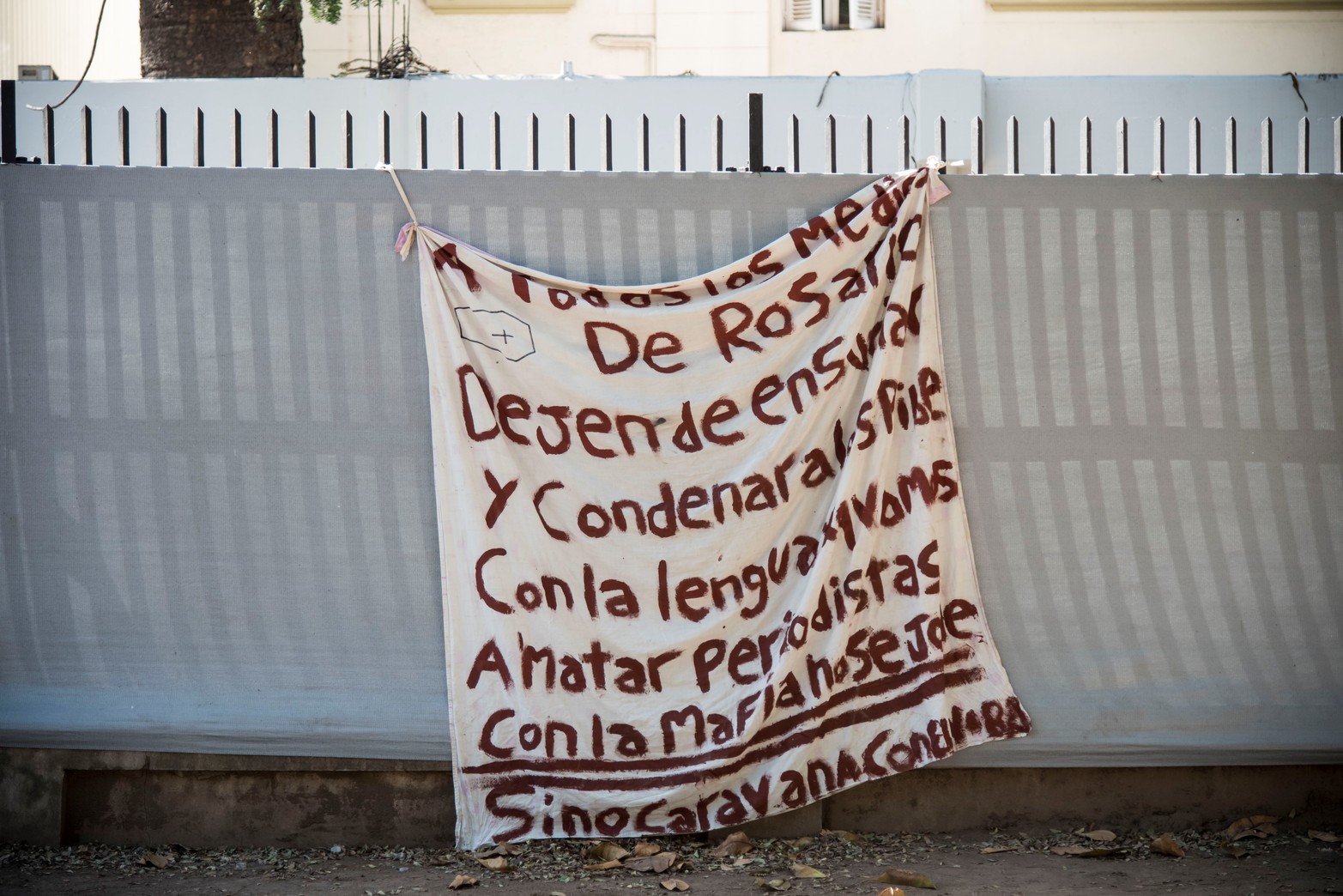 Apriete a la prensa. En el perímetro del canal 5 de Rosario, una bandera alerta a los periodistas las consecuencias que pueden tener. 