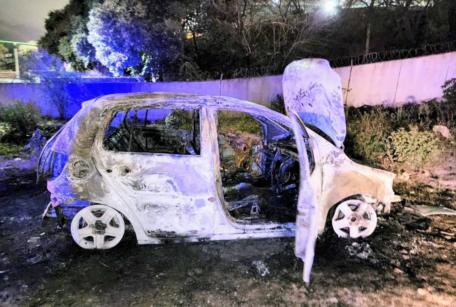 Villa Gobernador Gálvez. Un auto apareció quemado después de un hallazgo de un cádaver que podría haberse usado en el crimen. 