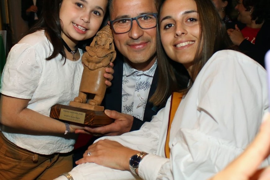 Martín Duarte junto a sus hijas Catalina -a su derecha- y Valentina, durante la entrega del Premio Máscara. "La alegría se duplica si es compartida", asegura.