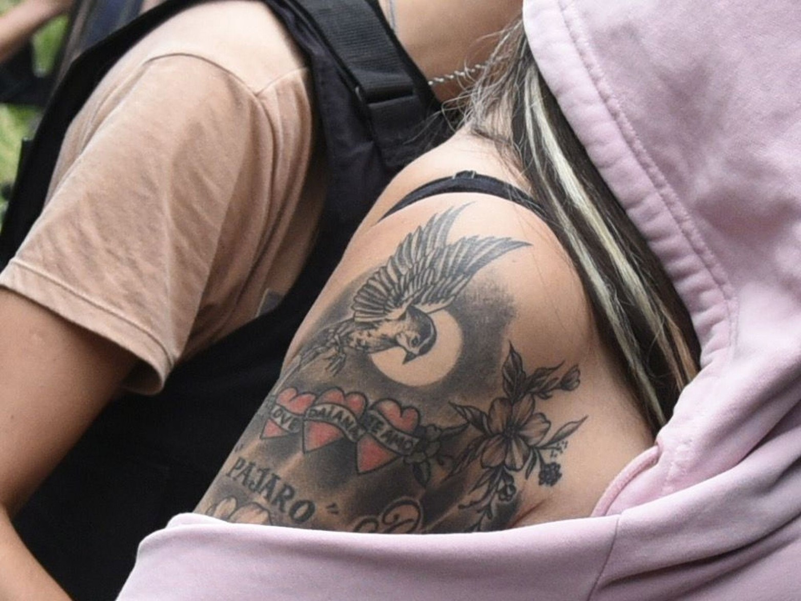 Una mujer detenida, con el tatuaje de la banda de los Monos.