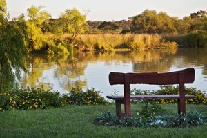 Mirador en espacio público. En Cayasta sobre el río San Javier este lugar invita a descansar. Turismo
