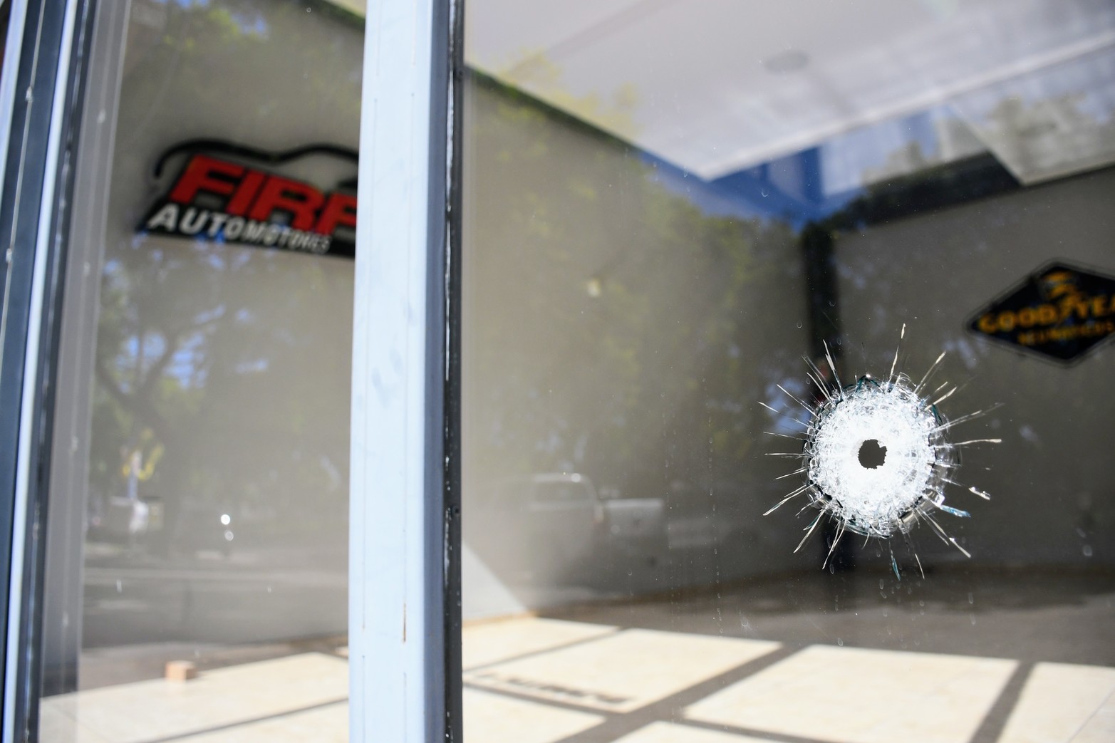 Concesionaria baleada. Debido a los constantes aprietes, tuvo que cerrar. 