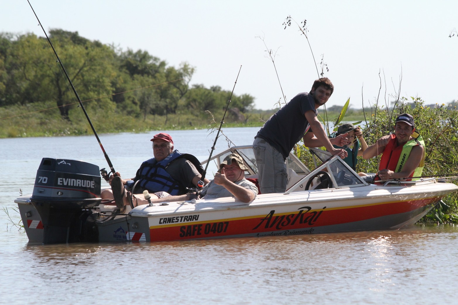 La paciencia para pescar. Sobre los arroyos del valle de inundación del río Paraná, una de las atracciones es la pesca. Foto Mauricio Garín
