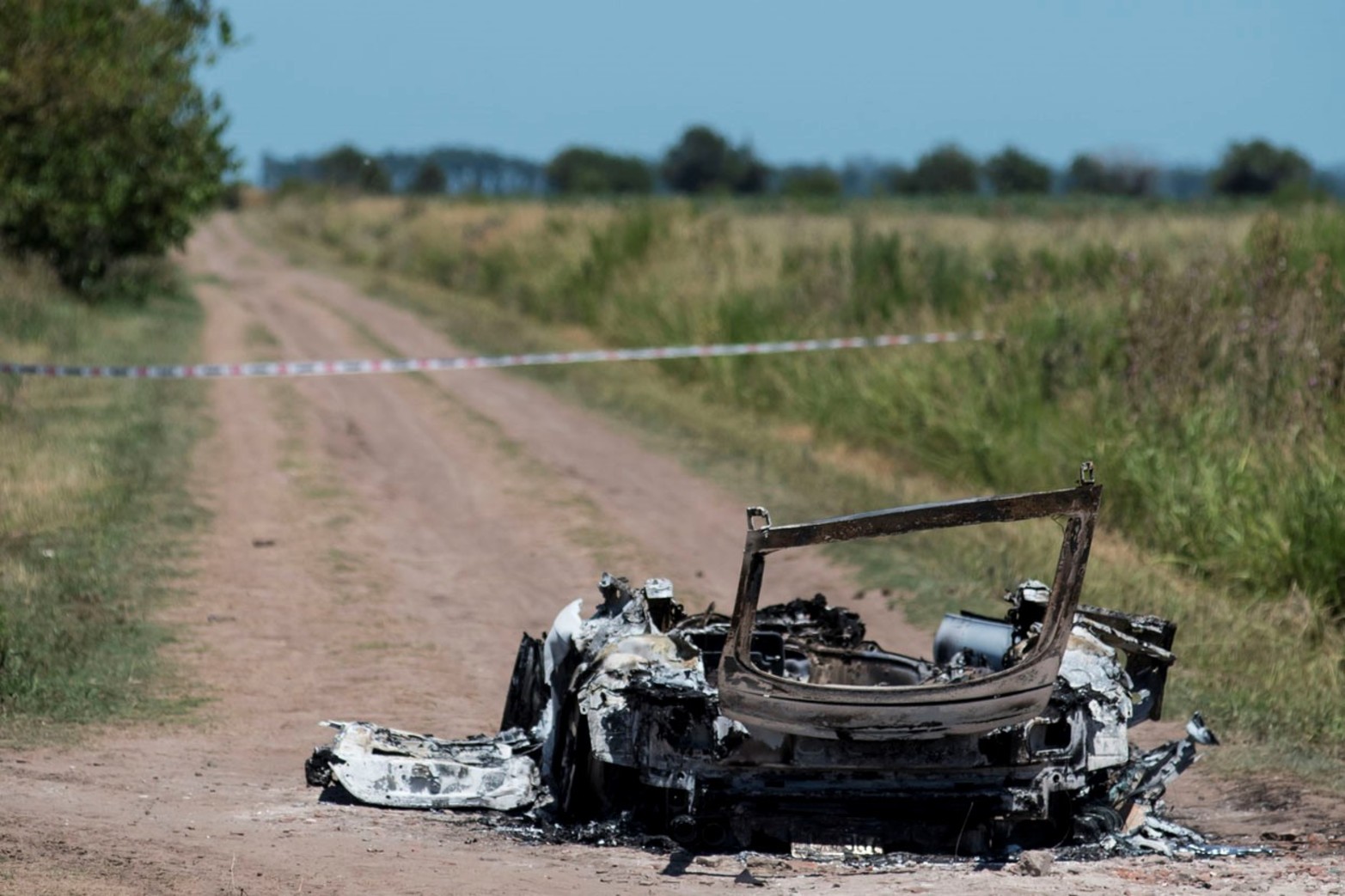 Triple crimen: mataron a un hombre, a su hija de un año y medio y a su pareja
Las víctimas fueron atacadas a tiros desde una camioneta que se dio a la fuga. Fueron interceptadas cuando salían de una fiesta en el country Campos de Ybarlucea. 
