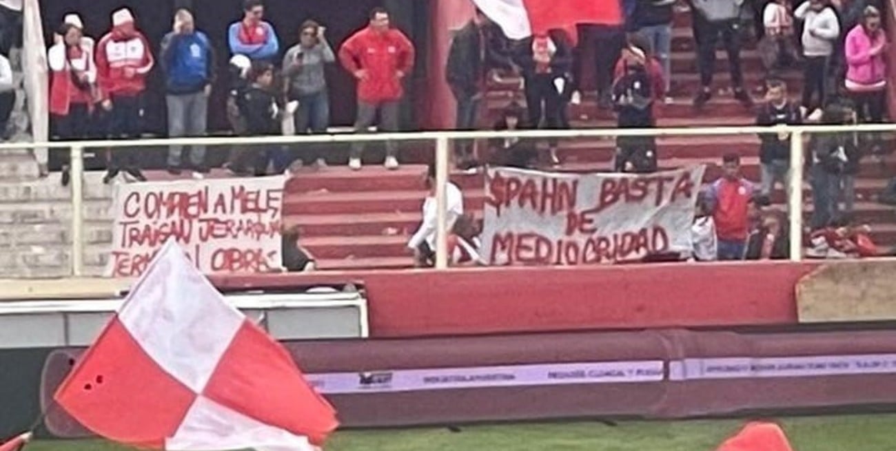 Las banderas que aparecieron en el 15 de Abril.