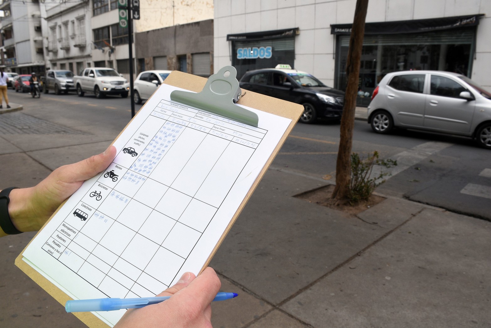 Relevan el flujo vehicular para redefinir recorridos de colectivos. En vistas a la nueva ordenanza de transporte, el estudio comenzó el martes y es llevado adelante por el municipio y el Grupo Científico de Estudios de Transporte, Accidentología y Movilidad de la UTN. Hay dos contadores fijos las 24 horas en las intersecciones por donde atraviesa la mayor cantidad de líneas de ómnibus urbano. En las horas pico los estudiantes hacen el relevamiento en más de 10 esquinas de la zona céntrica.  Foto Guillermo Di Salvatore
