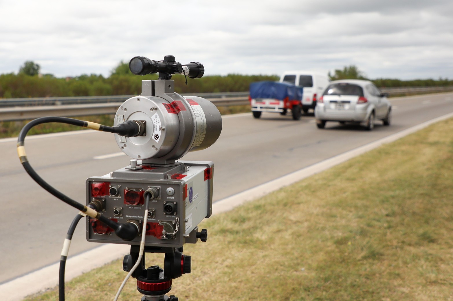Implementan radares móviles "a la cordobesa" en la Circunvalación Oeste de Santa Fe. El martes pasado se realizaron las pruebas de labrado de actas de infracción. Y capacitan a los agentes de Seguridad Vial para el uso de cinemómetros. Se vienen los controles con multas en tiempo real. La máxima es 80 y 60 km., según el tramo.