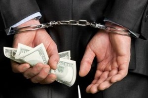 También fue condenado su padre por cooperar con él en las maniobras defraudatorias.