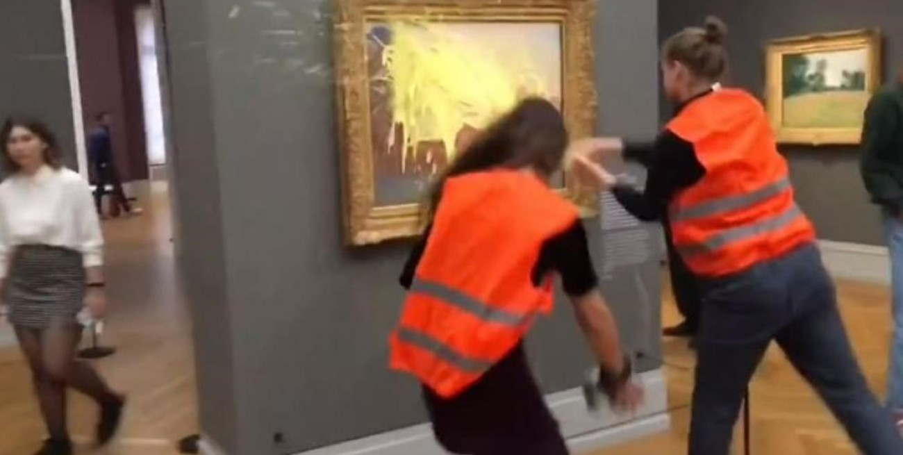 Activistas climáticos lanzaron puré de papas contra un cuadro de Monet en Alemania