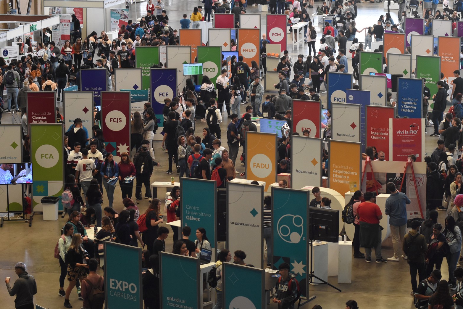 Volvió la Expo Carreras y una multitud la visitó. Luego de dos años de pandemia, abrió sus puertas desde el miércoles hasta el hoy sábado en la ciudad de Santa Fe la oferta académica universitaria. La nueva edición se dio con el ansiado regreso de la modalidad presencial en centro de convenciones de la Estación Belgrano. Miles de estudiantes de la región la visitaron. Foto Mauricio Garín