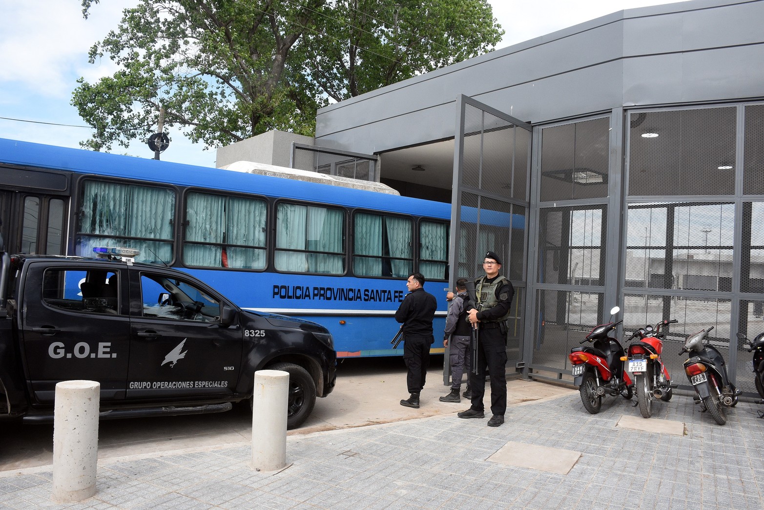 Comenzaron a trasladar presos de las comisarías. La flamante edificación está emplazada dentro del conjunto edilicio de la Cárcel de Las Flores. Tiene capacidad para 240 internos y demanda la atención de 180 agentes del Servicio Penitenciario. El lunes fueron trasladados los primeros 16 detenidos que estaban en la comisaría 12 ° de Santo Tomé. También llegaron al penal presos de las comisarías de La Guardia y barrio Los Hornos. Foto Guillermo Di Salvatore