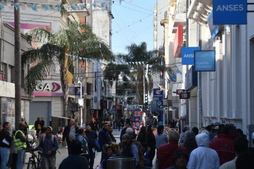 La peatonal se copó de personas para consultar por el subsidio. Crédito: Flavio Raina