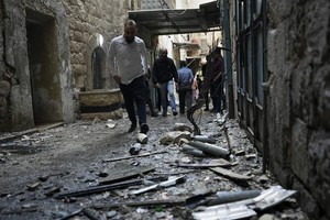 Palestinos reunidos en el lugar donde fuerzas israelíes destruyeron un laboratorio de explosivos de un grupo armado. Crédito: Majdi Mohammed.