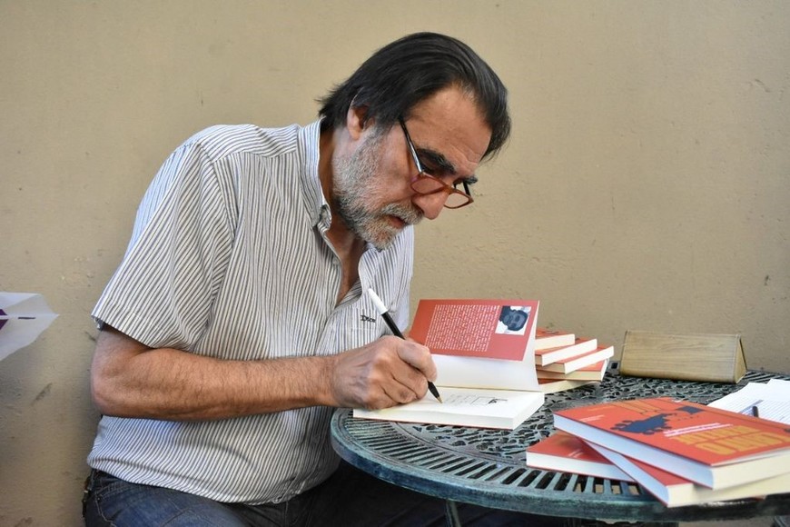 Libro "Canto rebelde", del periodista y escritor Oche Califa.