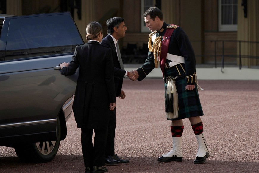 Newly elected leader of the Conservative Party Rishi Sunak, is greeted by King Charles III's equerry, Lieutenant Colonel Johnny Thompson, as he arrives at Buckingham Palace, London, for an audience with King Charles III where he will be invited to become Prime Minister and form a new government. Picture date: Tuesday October 25, 2022. Yui Mok/Pool via REUTERS