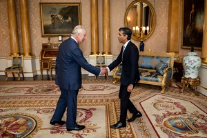 El saludo de manos en el Palacio de Buckingham. Crédito: Aaron Chown / Reuters