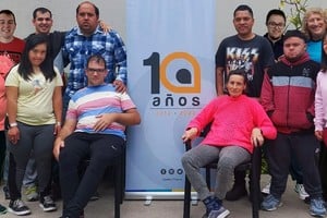 Los concurrentes que asisten al taller y generaron las películas junto a Marisa Oroño. Foto: Gentileza Centro de Día Freyre