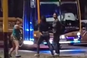 El momento de la pelea fue captado por una vecino de la zona.