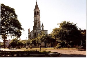 Histórico y emblemático edificio de la parroquia San Carlos Borromeo de Sunchales. Imagen que perdura en el tiempo. Crédito: Archivo El Litoral