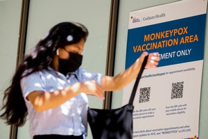 Una mujer llega a un sitio de vacunación contra la viruela del mono en la ciudad de Nueva York, EE. UU. Foto: Reuters
