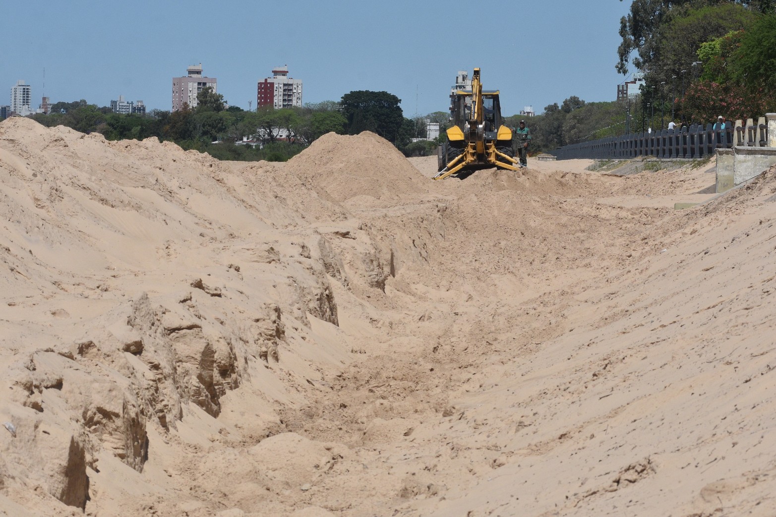 Costanera oeste  playas .Operarios trabajan  en  el movimiento arena. Foto Flavio Raina