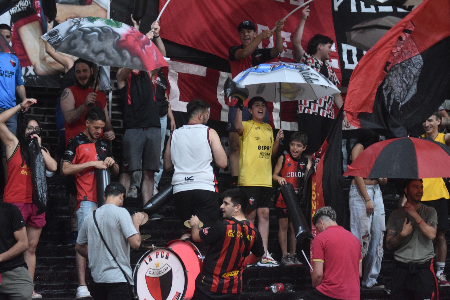 El acompañamiento de la hinchada de Colón ante Jáchal de San Juan, por la Liga Argentina.