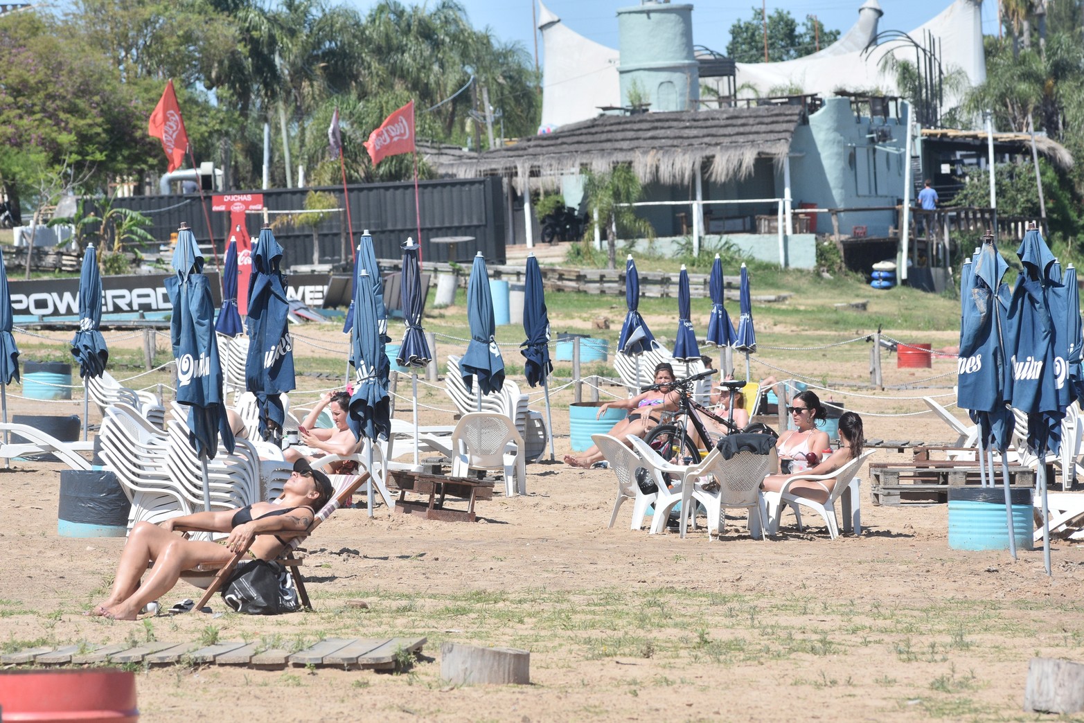 La temperatura en la ciudad ronda los 30°C y los santafesinos arrancaron la temporada de solarium de forma anticipada. Foto Flavio Raina