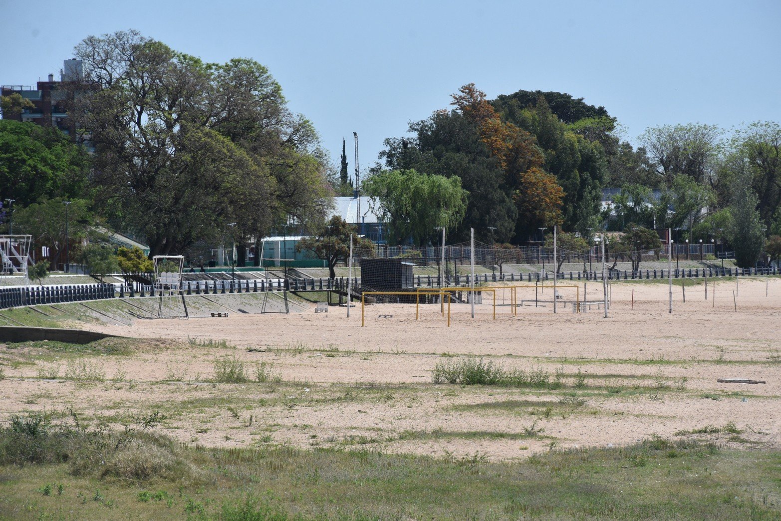 Costanera oeste  playas .Operarios trabajan  en  el movimiento arena. Foto Flavio Raina