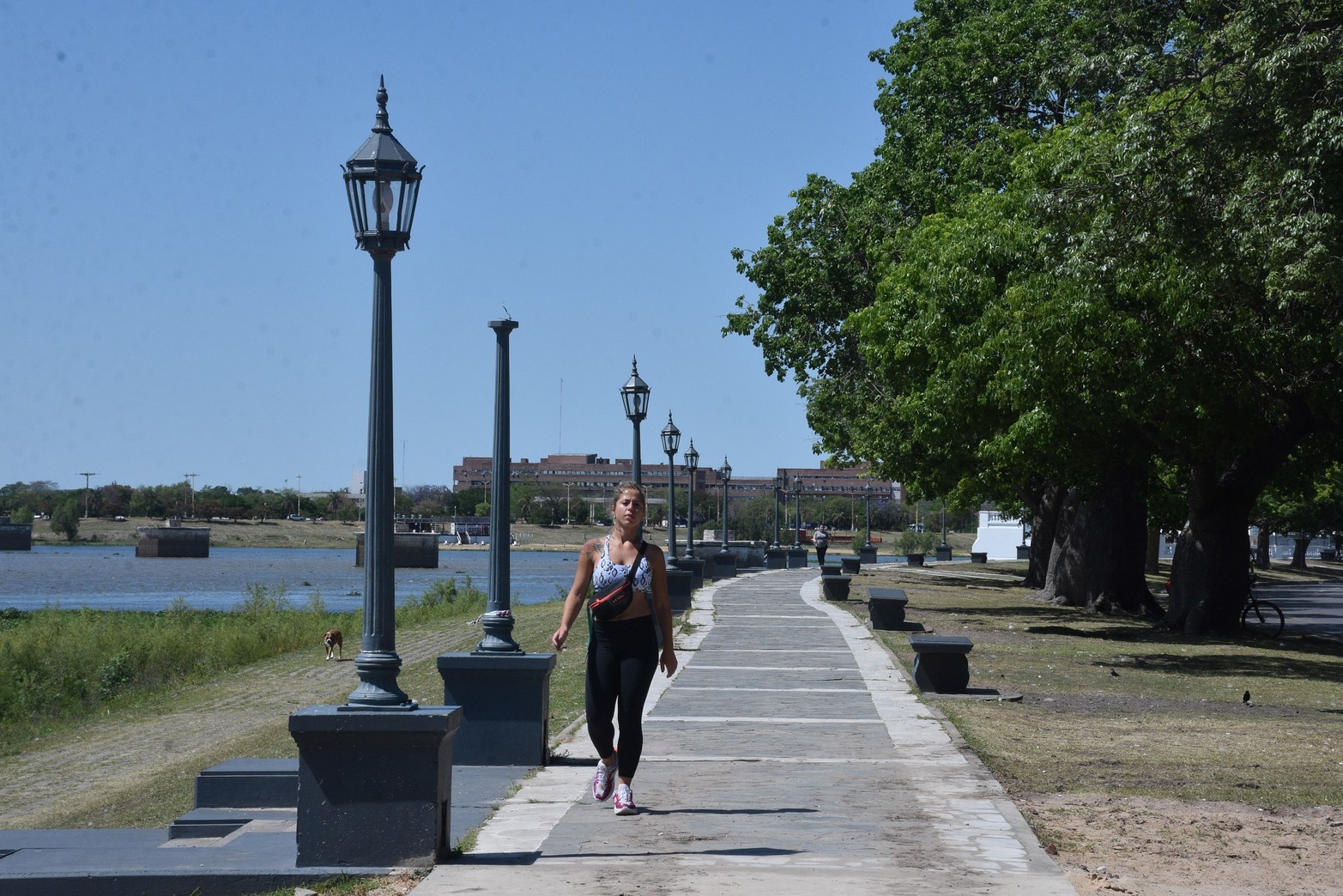 Costanera oeste  playas .Operarios trabajan  en  el movimiento arena. Foto Flavio Raina