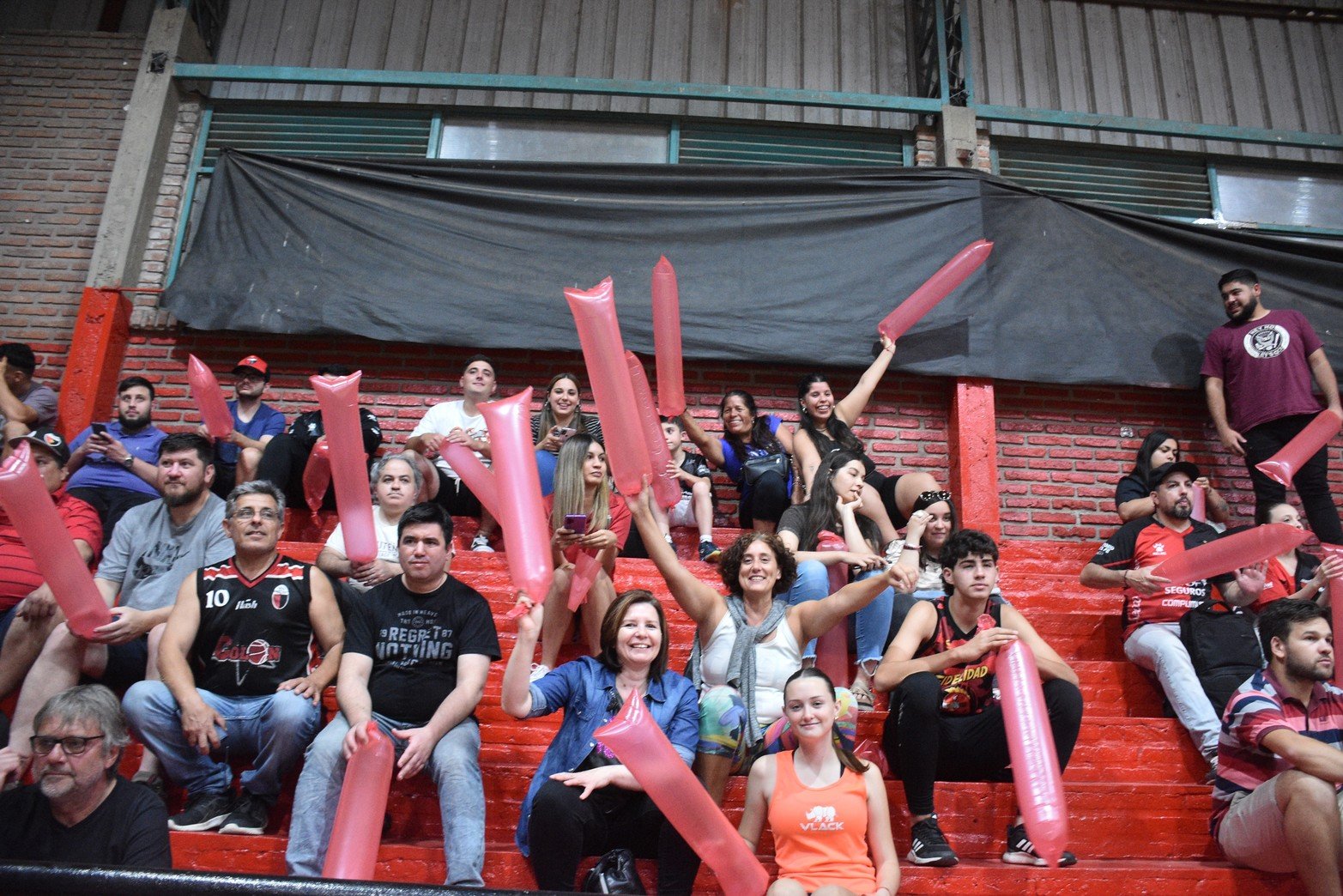El acompañamiento de la hinchada de Colón ante Jáchal de San Juan, por la Liga Argentina.