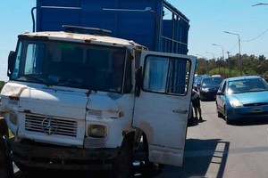 El camión obstruía parte de la calzada, lo que provocó más demoras de las habituales en el puente.