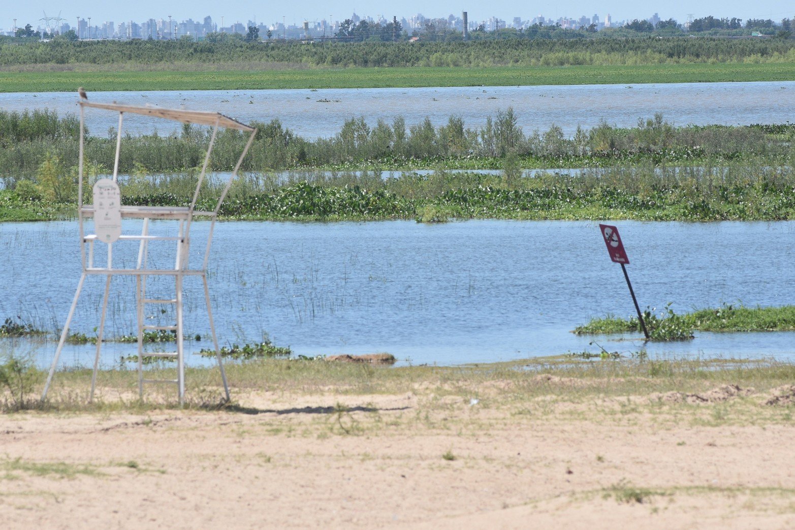 Costanera oeste  playas .Operarios trabajan  en  el movimiento arena. Foto Flavio Raina