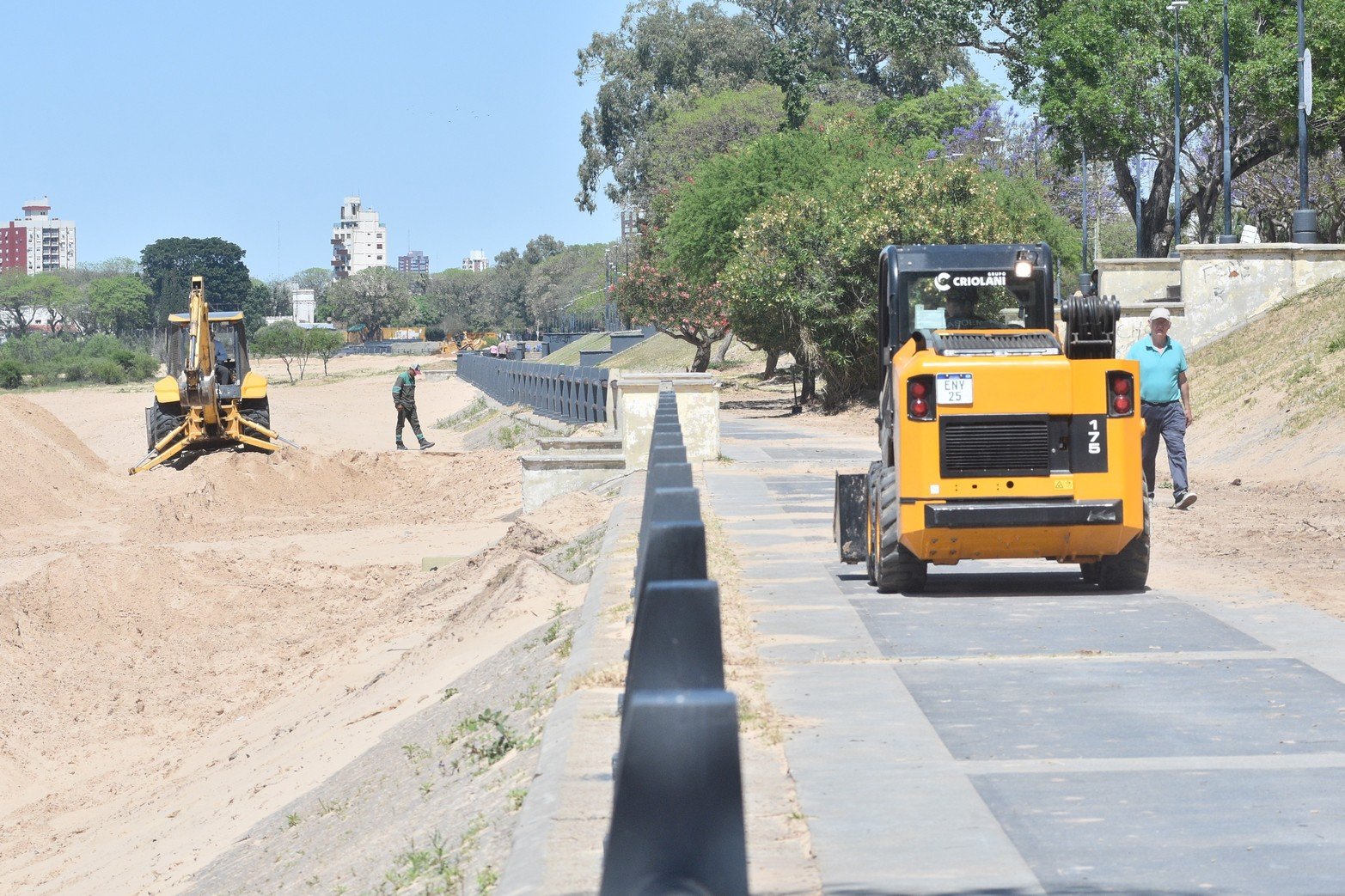 Costanera oeste  playas .Operarios trabajan  en  el movimiento arena. Foto Flavio Raina.