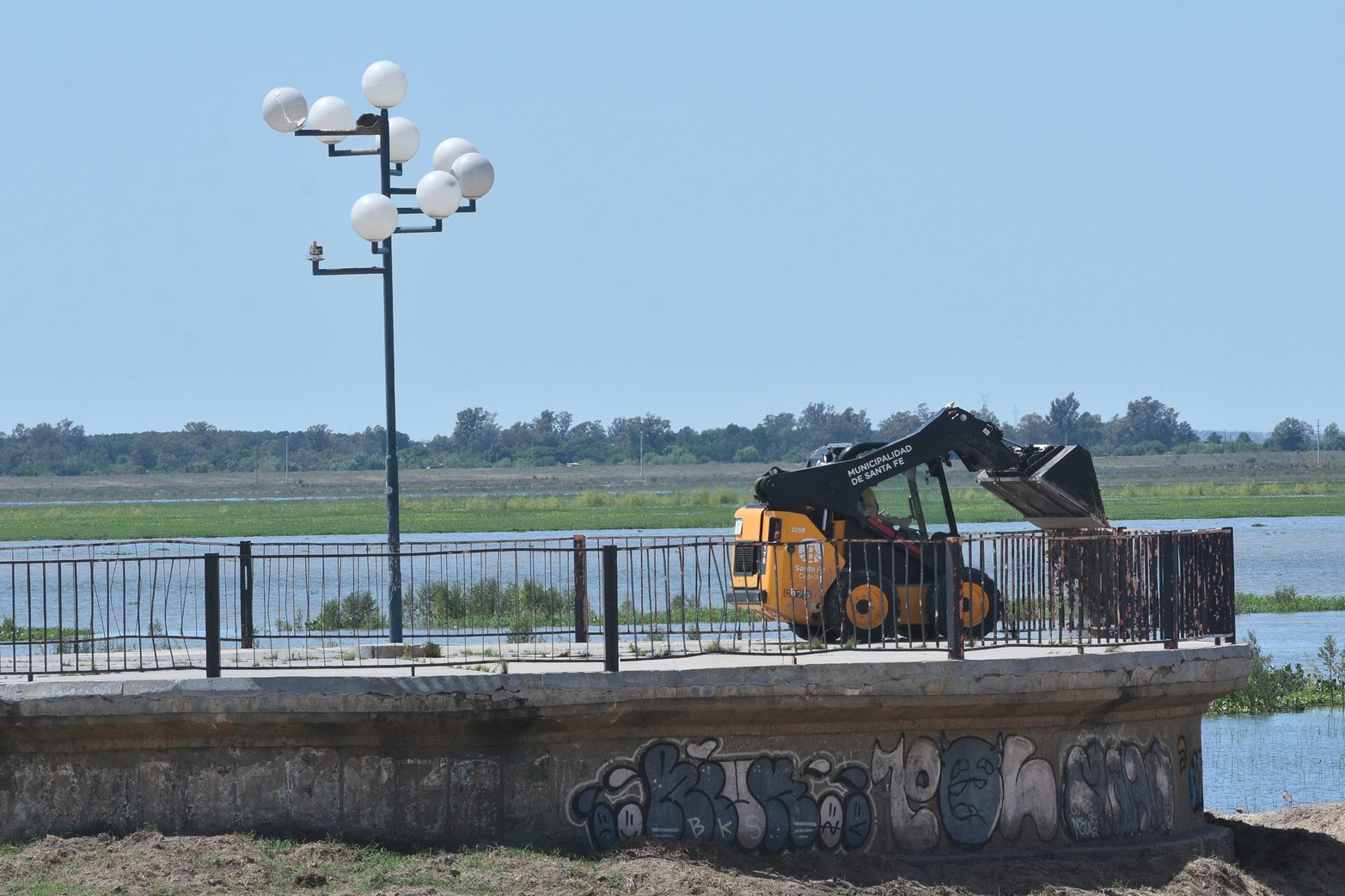 Costanera oeste  playas .Operarios trabajan  en  el movimiento arena. Foto Flavio Raina