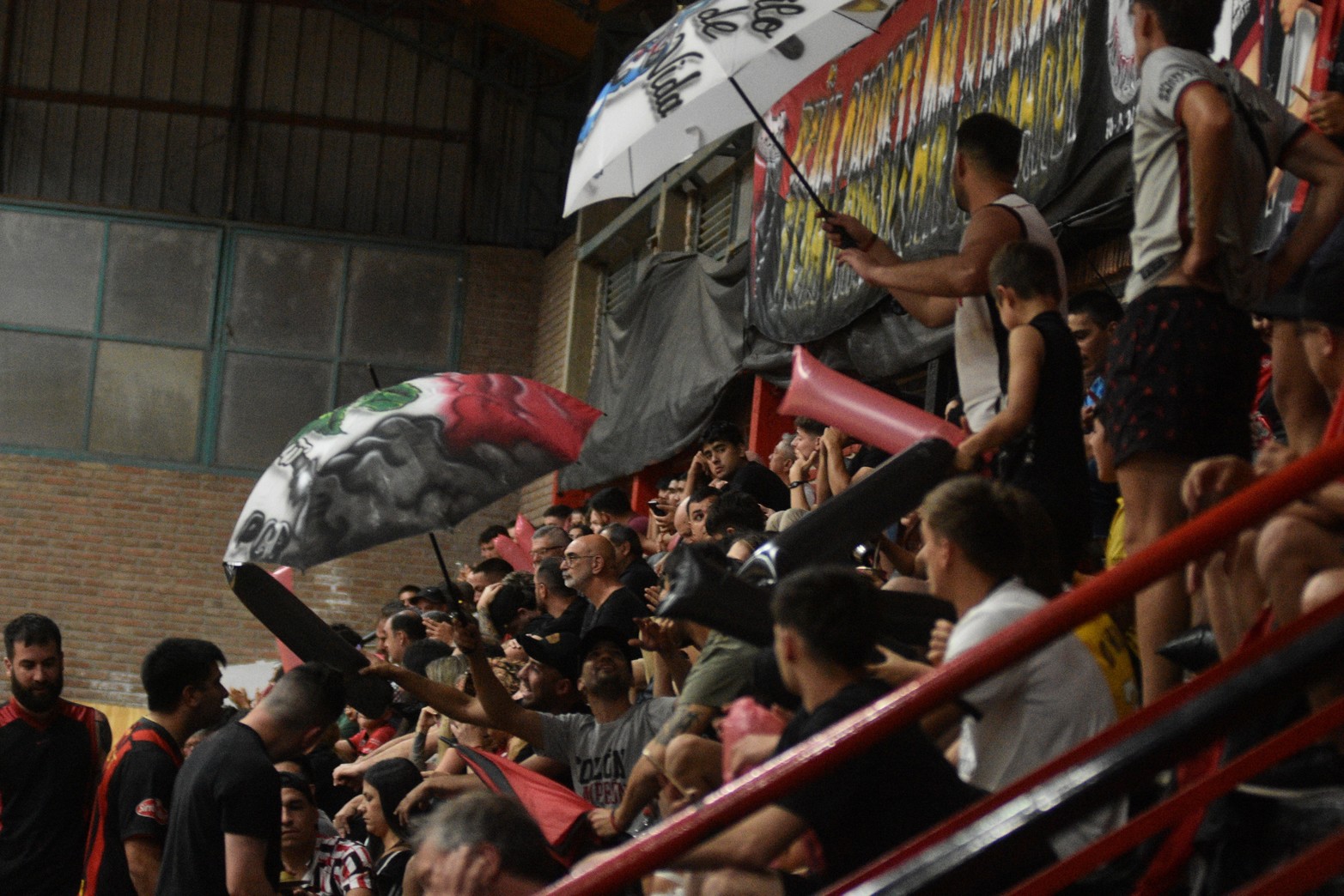 El acompañamiento de la hinchada de Colón ante Jáchal de San Juan, por la Liga Argentina.