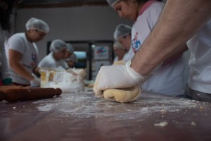 Preparan la Mesa Dulce para eventos, cumpleaños, casamientos y fiestas infantiles. Estuvieron nueve meses capacitándose en un curso de pastelería y elaboran hojaldres, tortas y hasta bombones.