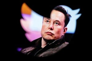 FOTO DE ARCHIVO: La foto de Elon Musk a través de un logo de Twitter en esta ilustración del 28 de octubre de 2022. REUTERS/Dado Ruvic/Ilustración/