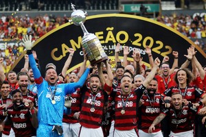 Soccer Football - Copa Libertadores - Final - Flamengo v Athletico Paranaense - Estadio Monumental Banco Pichincha, Guayaquil, Ecuador - October 29, 2022 
Flamengo Diego Alves, Everton  and Diego celebrate with the trophy after winning the Libertadores REUTERS/Luisa Gonzalez     TPX IMAGES OF THE DAY