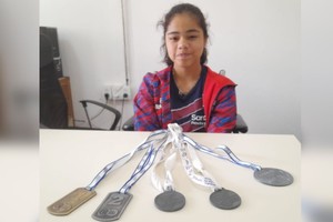 La atleta participó en la categoría U 14, obteniendo medalla de plata en carrera de 80 metros y medalla de oro en lanzamiento de bala.