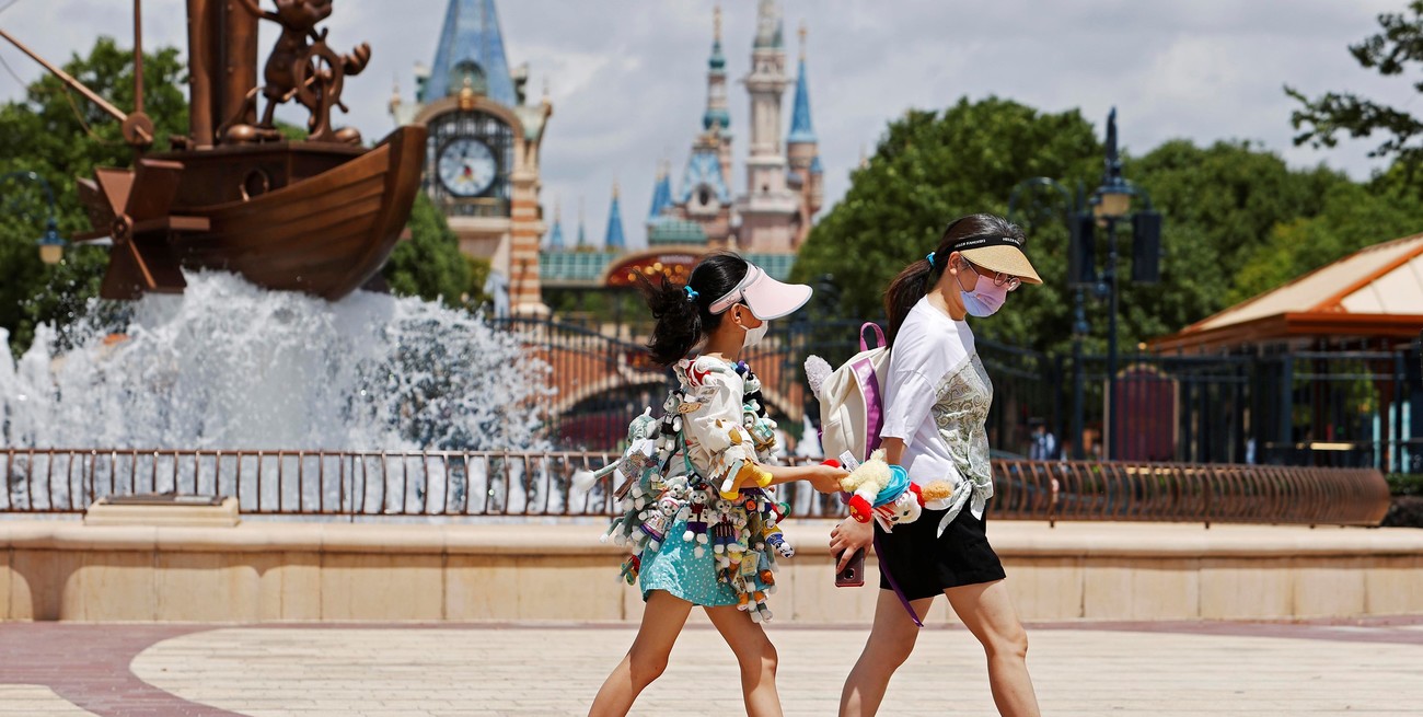 El parque de Disney en Shanghái cerró sus puertas y los turistas quedaron atrapados en su interior