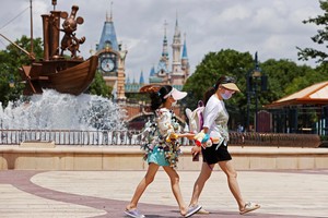 Turistas quedaron encerrados en el Disneyland de Shangai ante el alza de casos de coronavirus.