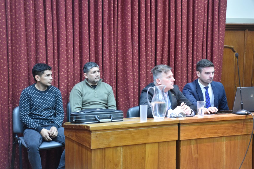 De izquierda a Derecha, los imputados Lucas Lionel y Lucas Manuel Herrera, junto a sus abogados Guillermo Morales y Martín Montegrosso.