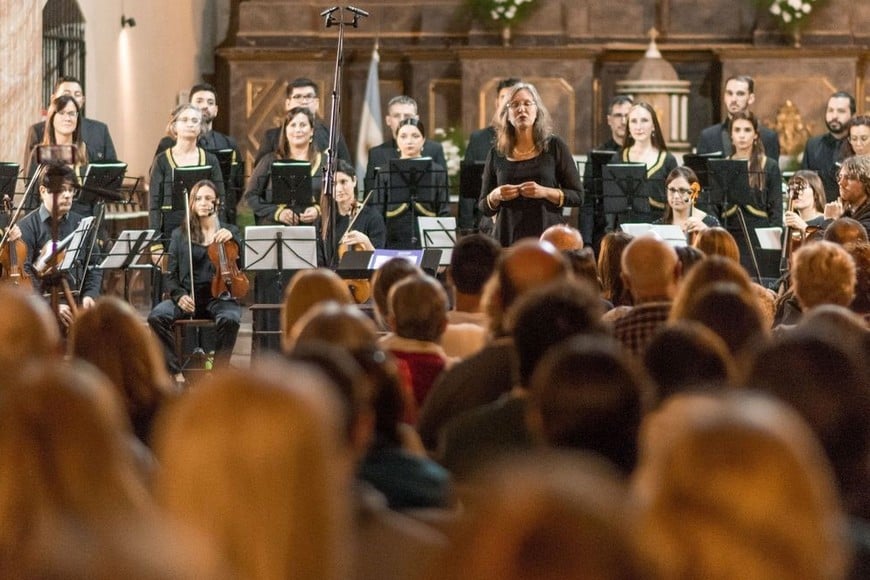 Estudio Coral Meridies se distinguió desde sus inicios, hace 17 años, por su búsqueda de puestas en escenas o performances para enriquecer los conciertos. Foto: Archivo El Litoral